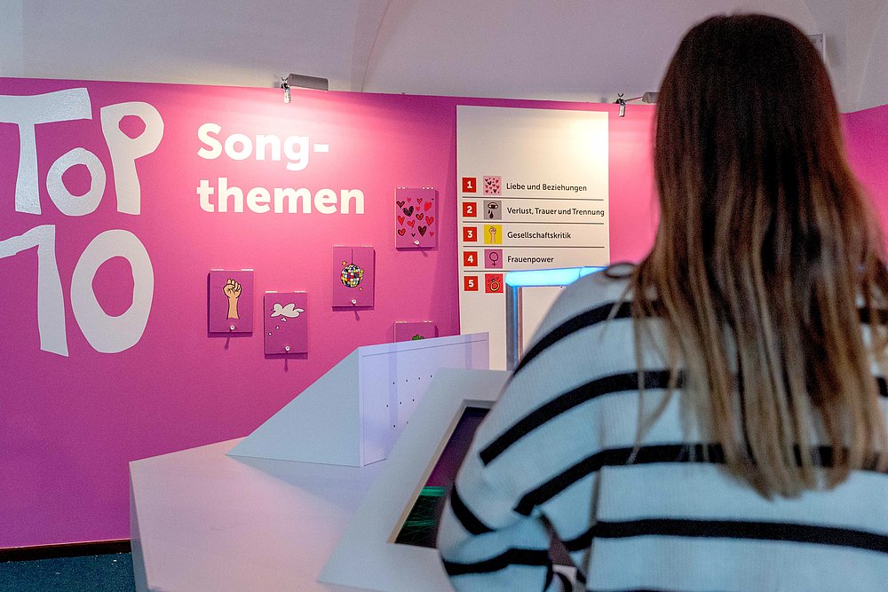 Frau in der Ausstellung Pop-Kulturschloss in Höchstädt