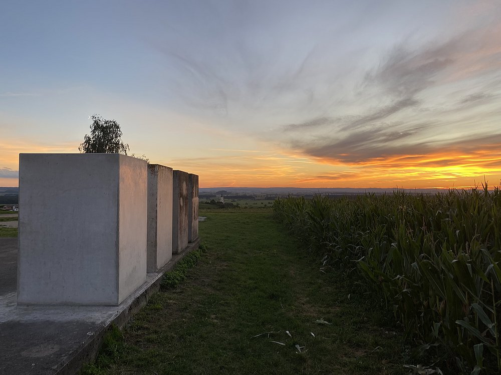 Zeitpyramide in Wemding bei Sonnenuntergang