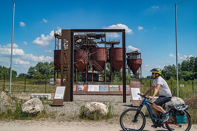 Fahrradfahrer vor dem Industriedenkmal in Günzburg