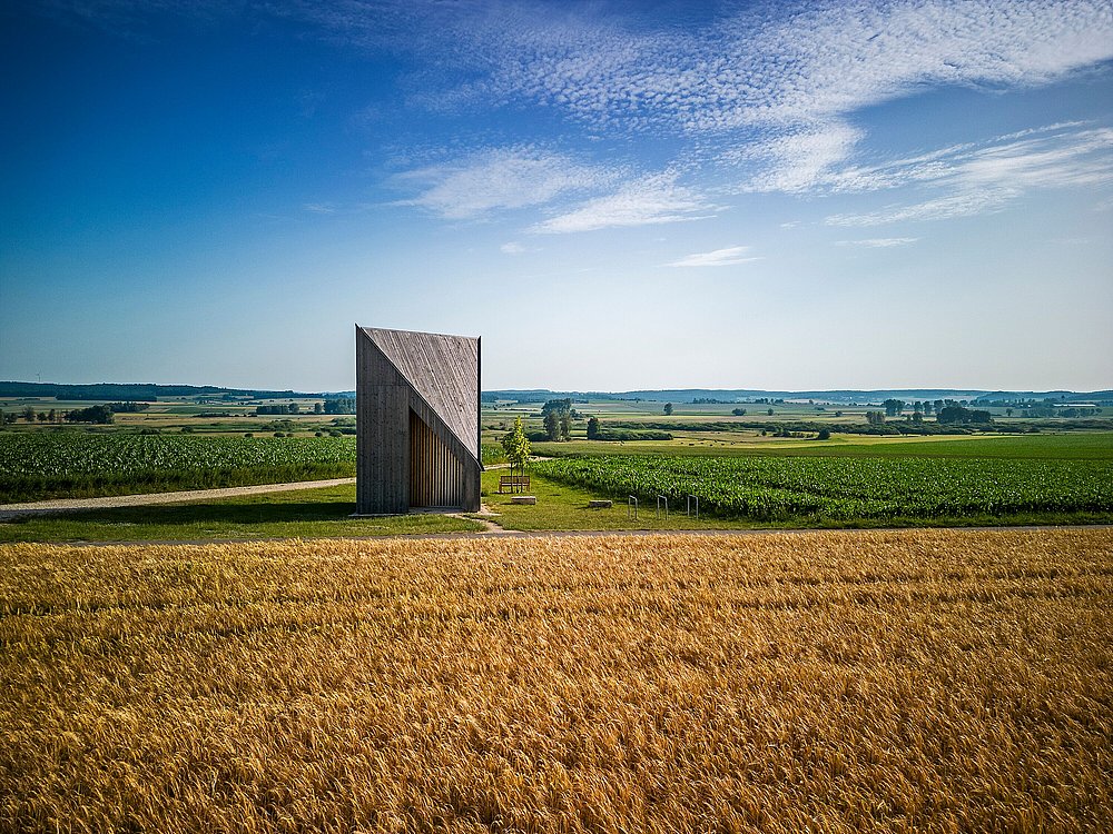 Wegkapelle von Frank Lattke in Oberbechingen vor schönem Getreidefeld Wegkapelle von Frank Lattke in Oberbechingen vor schönem Getreidefeld