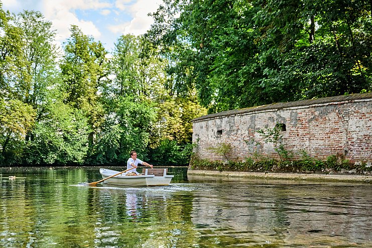 Ruderer auf der Kahnfahrt in Augsburg vor alter Stadtmauer Ruderer auf der Kahnfahrt in Augsburg vor alter Stadtmauer