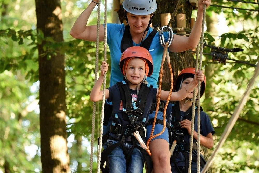 Familien haben Spaß im Waldseilgarten Wallenhausen Familien haben Spaß im Waldseilgarten Wallenhausen