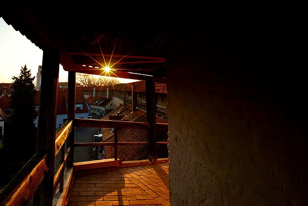 Sonnenuntergang an der historischen Stadtmauer in Nördlingen Sonnenuntergang an der historischen Stadtmauer in Nördlingen