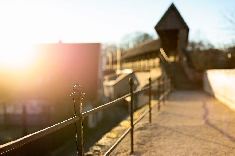 Die rundum begehbare Stadtmauer in Nördlingen im Herbst