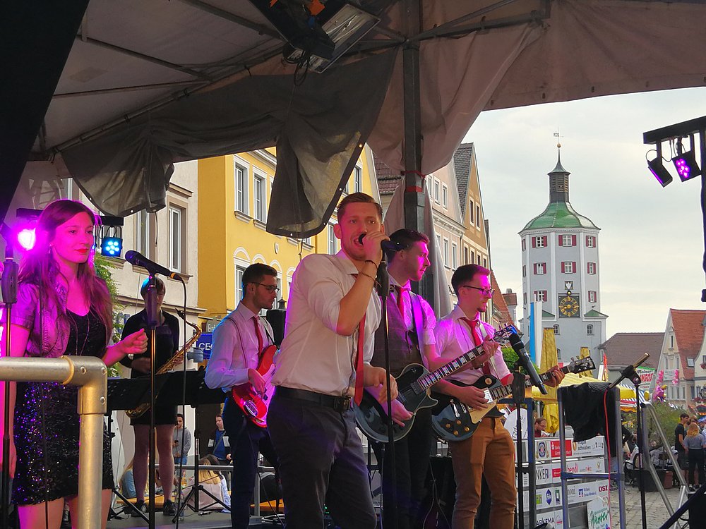 Musikband auf der Bühne des Guntiafestes, im Hintergrund der Stadtturm