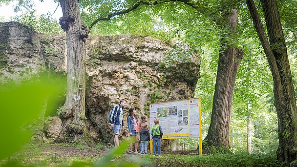 Familie am Hexenfelsen in Nördlingen