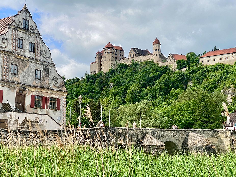 Burg Harburg, Blick von der Wörnitz über die Steinerne Brücke Burg Harburg, Blick von der Wörnitz über die Steinerne Brücke