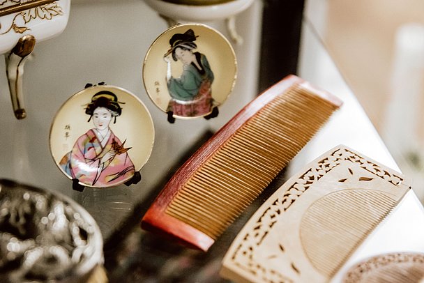 Historische Exponate in Zopf's Friseurmuseum in Neu-Ulm Historische Exponate in Zopf's Friseurmuseum in Neu-Ulm