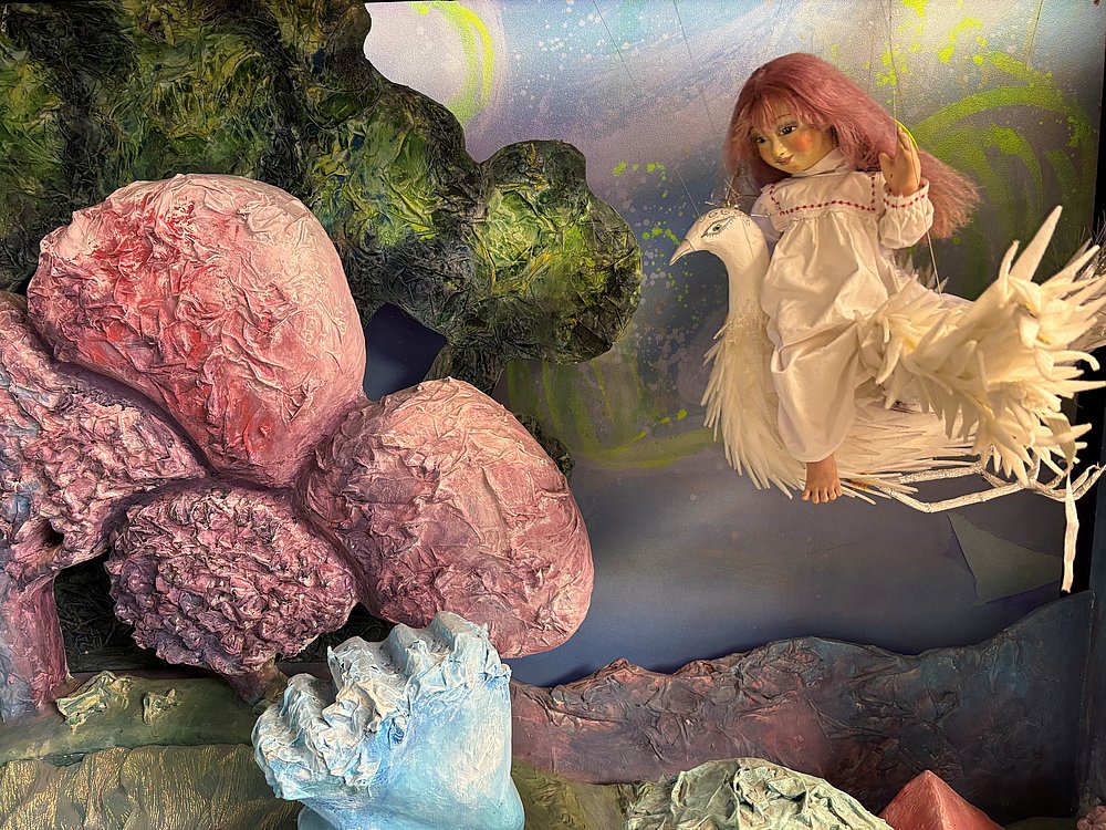 Lisa fliegt auf dem Wunschvogel, Szene aus "Der Wunschvogel oder der schönste aller Wünsche" Augsburger Märchenstraße 