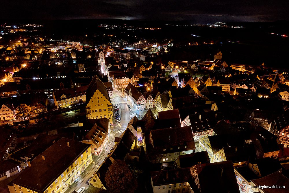 Nördlingen bei Nacht von oben und hell beleuchtet 