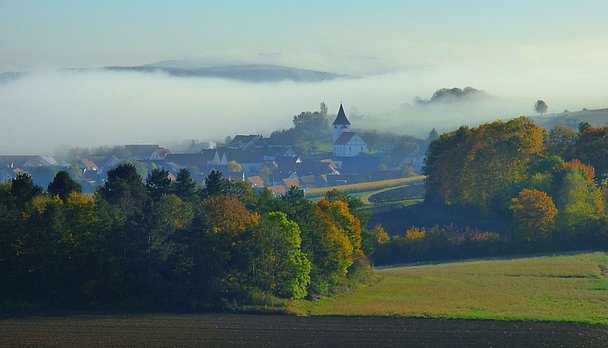 Wandern am Hühnerberg bei Harburg in Bayerisch-Schwaben