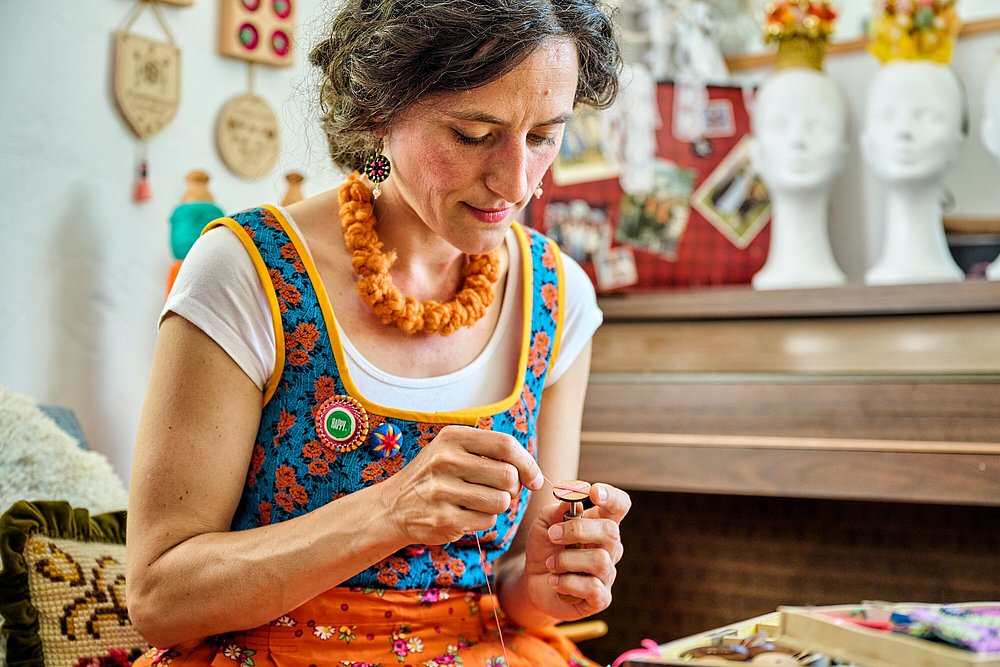 Sandra Müller von Trachtenpunk und ihre bunten Posamentenknöpfe Sandra Müller von Trachtenpunk und ihre bunten Posamentenknöpfe