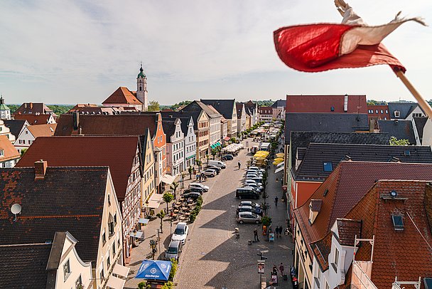 Blick vom 6. Stock des Stadtturms auf den Günzburger Marktplatz