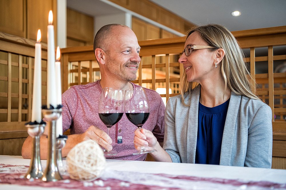 Paar trinkt Wein im Klostergasthof Roggenburg