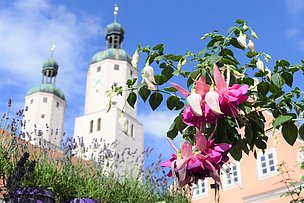 Fuchsienblüte vor den Türmen von St. Emmeran in Wemding Fuchsienblüte vor den Türmen von St. Emmeran in Wemding