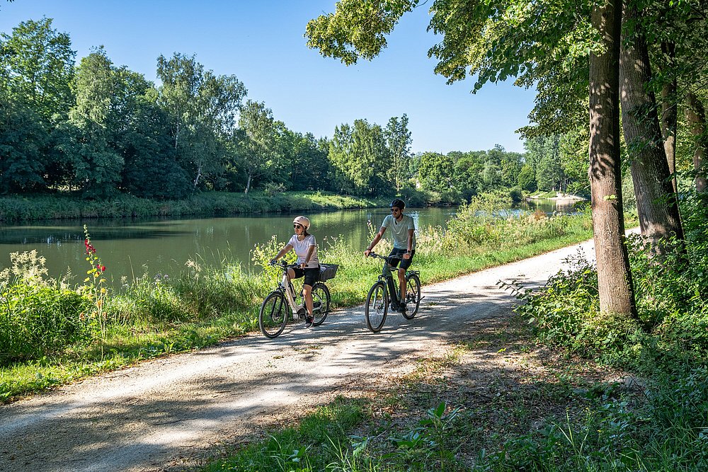 Paar auf dem Donauradweg im Landkreis Günzburg