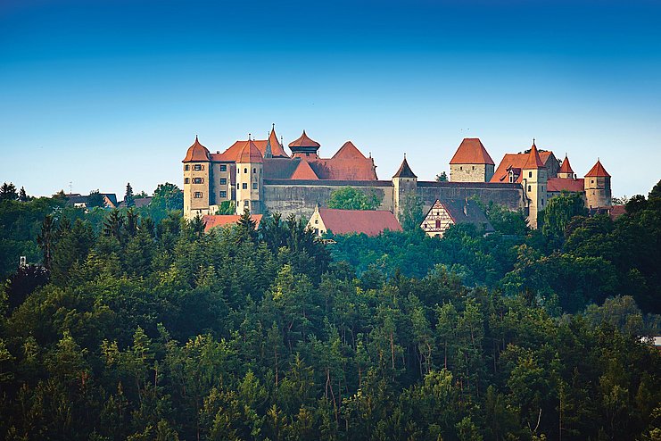 Gesamte Kulisse des Schloss Harburg im Donauries