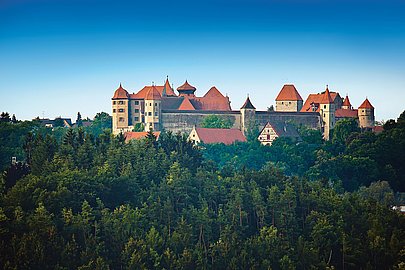Gesamte Kulisse des Schloss Harburg im Donauries