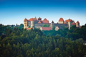 Gesamte Kulisse des Schloss Harburg im Donauries