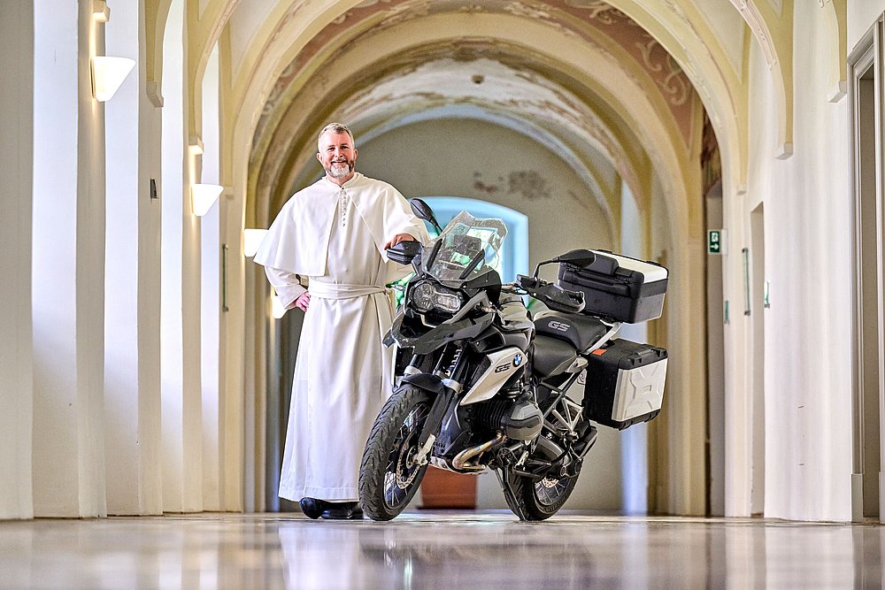 Pater Ulrich und sein Motorrad im Gewölbegang der Klosterkirche Roggenburg Pater Ulrich und sein Motorrad im Gewölbegang der Klosterkirche Roggenburg