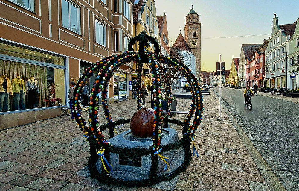 Donauwörth - Partnerschaftsbrunnen in der Reichsstraße mit Osterschmuck