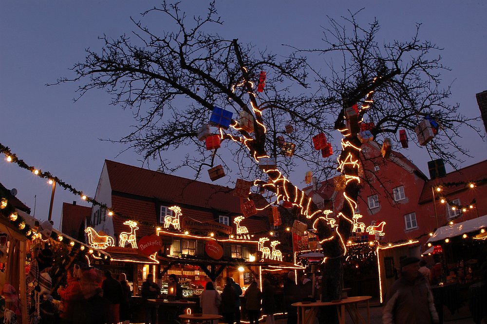 Geschenkebaum auf dem Friedberger Advent