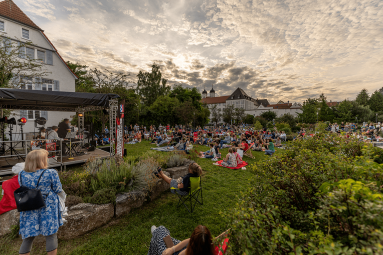 Günzburger Kultursommer mit Open Air Bühne und Publikum