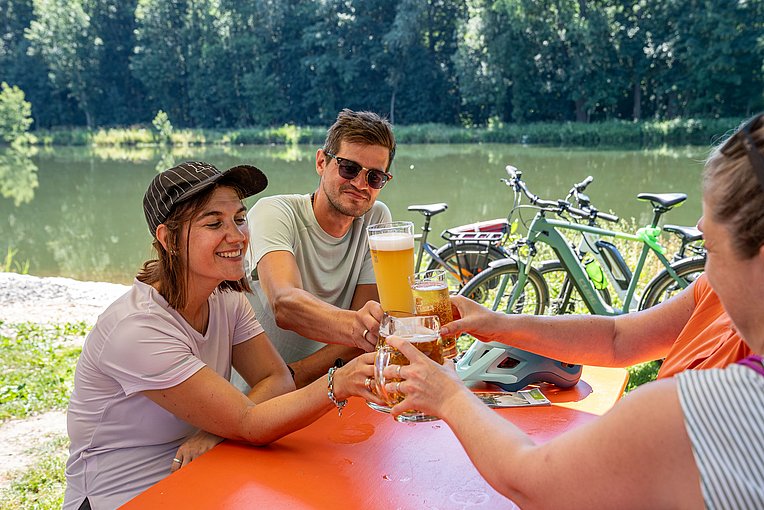 Verdiente Radlerpause mit kalten Getränken 