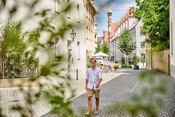 Brauereichef Sebastian Priller spaziert in Lederhosen durch die Altstadt in Augsburg Brauereichef Sebastian Priller spaziert in Lederhosen durch die Altstadt in Augsburg