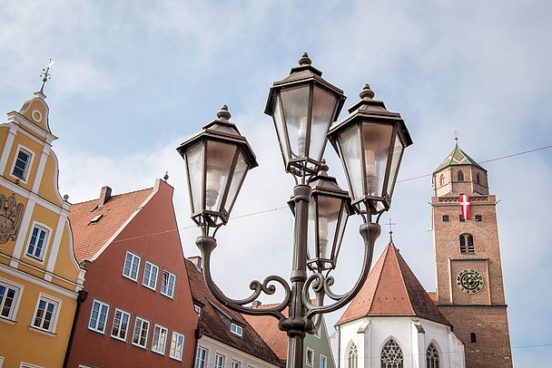 Liebffrauenmünster und Häuserfassaden mit Laterne in Donauwörth
