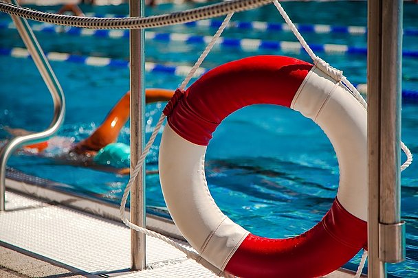 Freibad im Donaubad, Schwimmreifen am Beckenrand Freibad im Donaubad, Schwimmreifen am Beckenrand