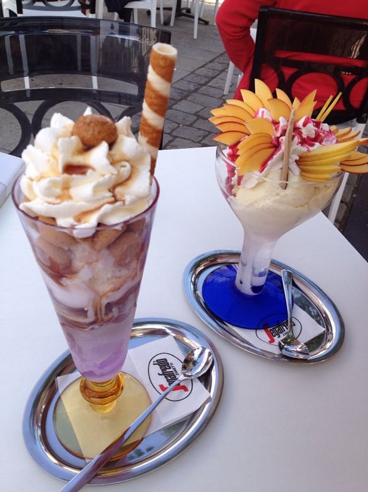 Zwei Eisbecher auf dem Tisch