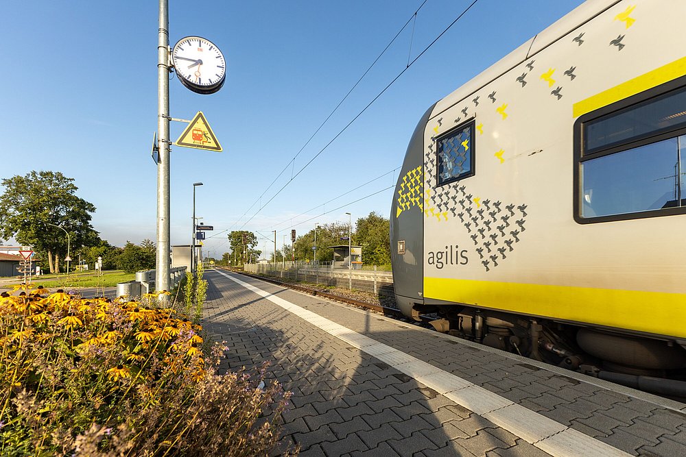 Zug fährt in Bahnhof in Blindheim ein Zug fährt in Bahnhof in Blindheim ein