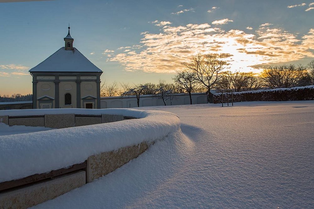 Winterlandschaft im Klostergarten Holzen mit Sonnenschein