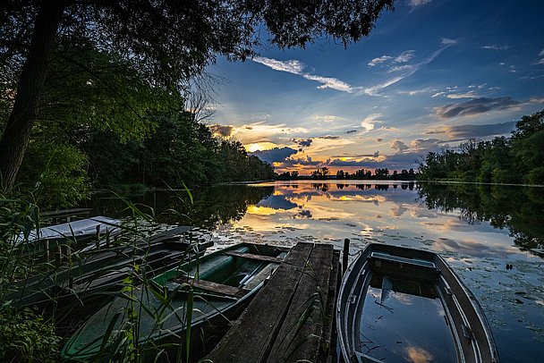 Abendstimmung im Leipheimer Moos an einem See im Donautal Abendstimmung im Leipheimer Moos an einem See im Donautal