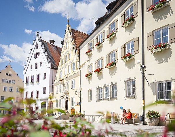 Marktplatz und Fassaden mit Sommerblumen in Wemding