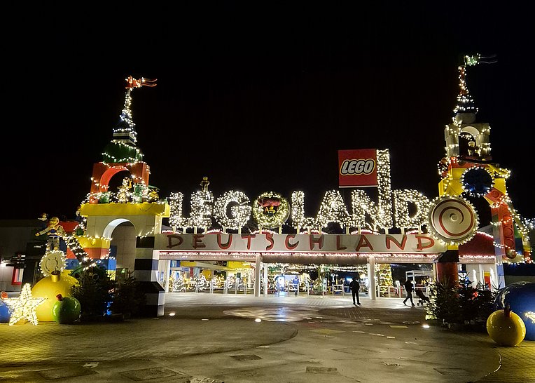 Eingangsportal des LEGOLANDES im Winter