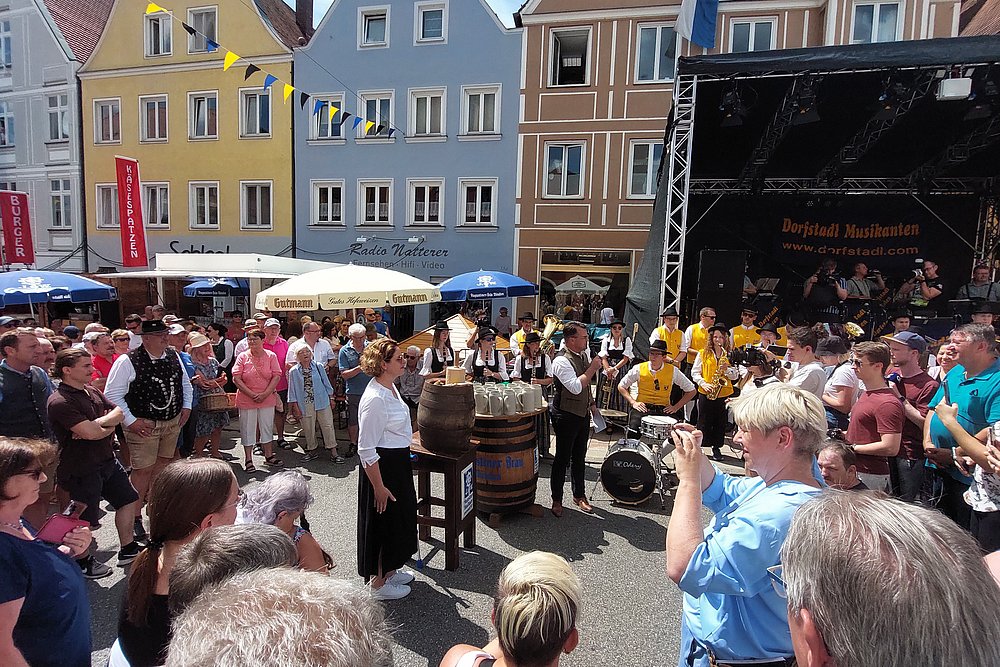 Besucher zum Bieranstich am Reichsstraßenfest Donauwörth Besucher zum Bieranstich am Reichsstraßenfest Donauwörth
