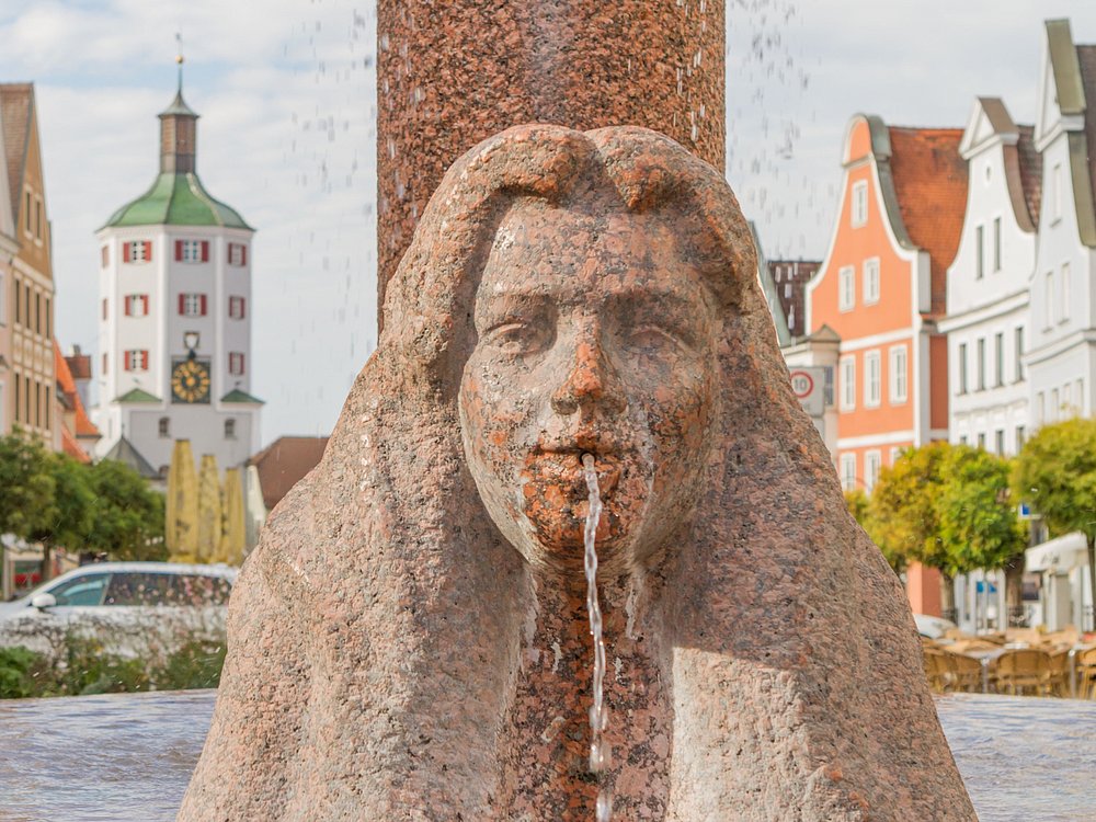 Brunnen Marktplatz Günzburg mit der Flussgöttin Guntia Brunnen Marktplatz Günzburg mit der Flussgöttin Guntia