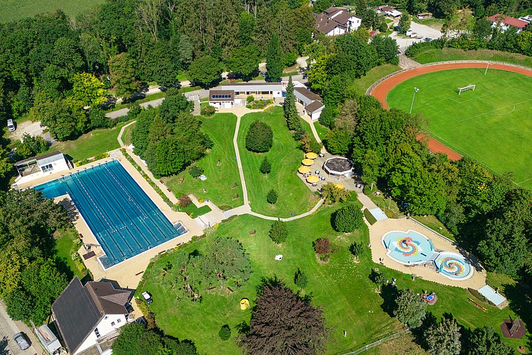 Luftbild vom Wertinger Freibad mit Becken und Liegewiese Luftbild vom Wertinger Freibad mit Becken und Liegewiese