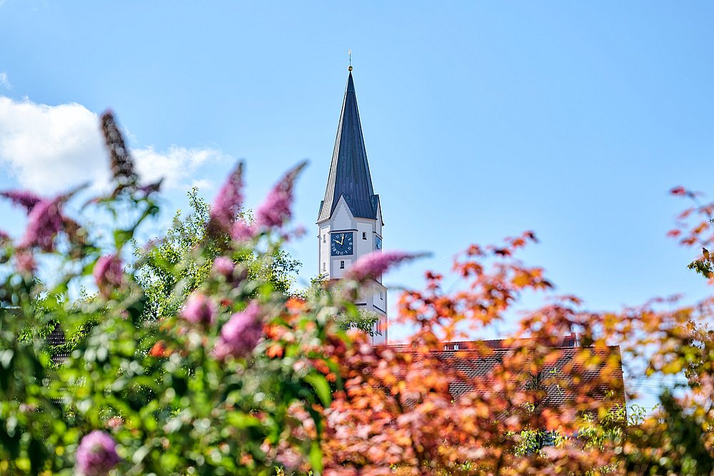 Kirche St. Johann Baptiost in Rain am Lech mit Herbstfärbung Kirche St. Johann Baptiost in Rain am Lech mit Herbstfärbung