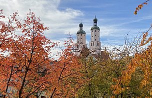 Stadmauer und Kirche Wemding bei Herbst Stadmauer und Kirche Wemding bei Herbst