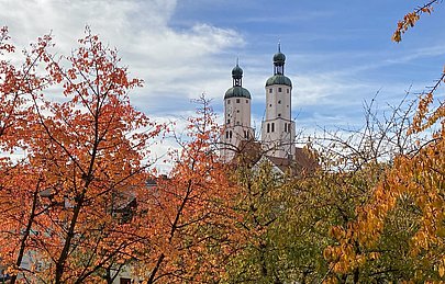 Stadmauer und Kirche Wemding bei Herbst