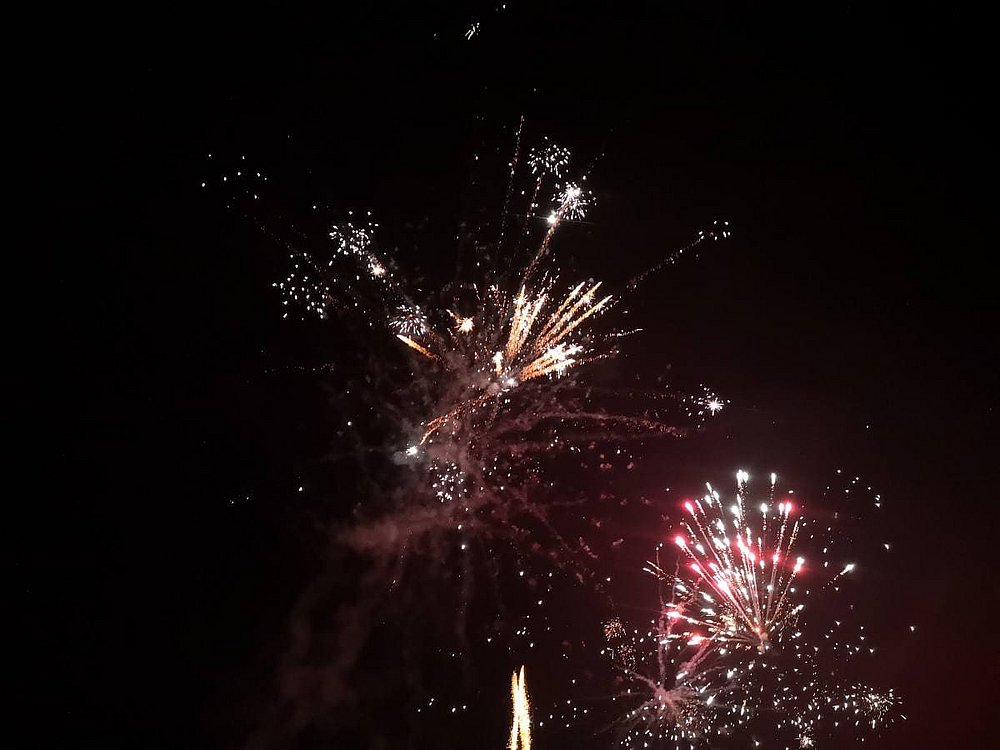 Silvester-Feuerwerk über dem Himmel von Augsburg