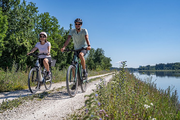 Zwei Radfahrer auf dem Radweg entland der Donau im Landkreis Günzburg Zwei Radfahrer auf dem Radweg entland der Donau im Landkreis Günzburg