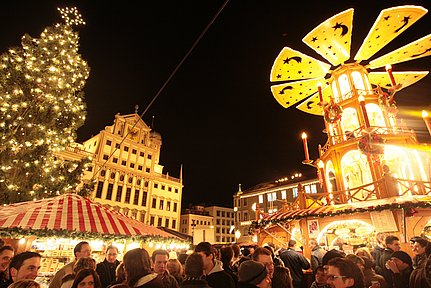 Augsburger Christkindlesmarkt an der Pyramide mit Blick auf das Rathaus