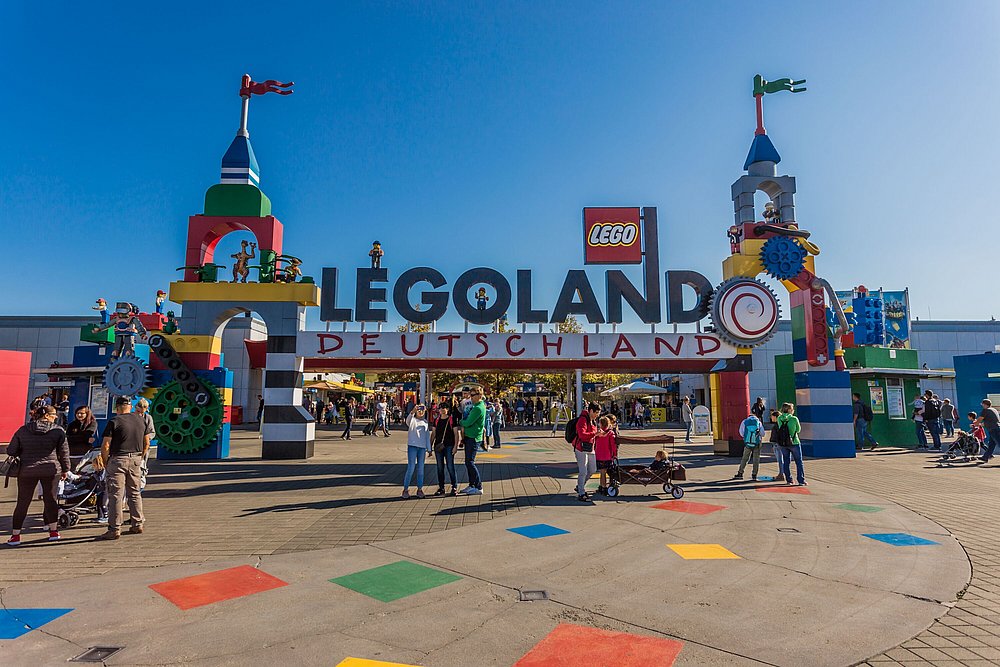 Das Eingangsportal des Legoland Günzburg mit Familien Das Eingangsportal des Legoland Günzburg mit Familien