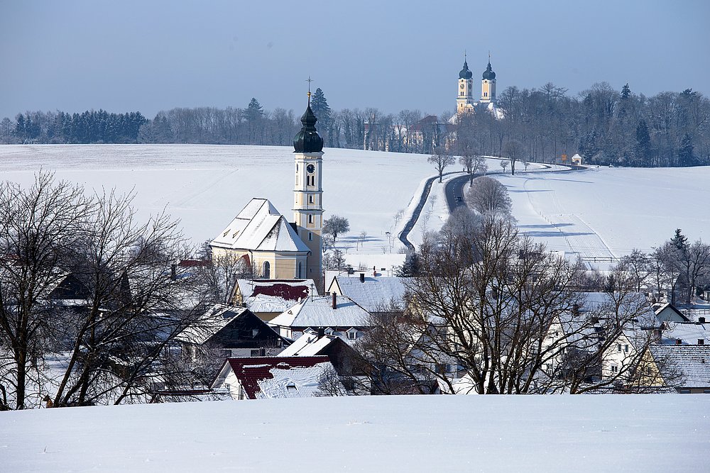 Kloster Roggenburg in der Ferne im Winter