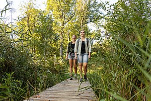 Wanderer auf dem Donauwaldwanderweg auf Stegen bei Offingen