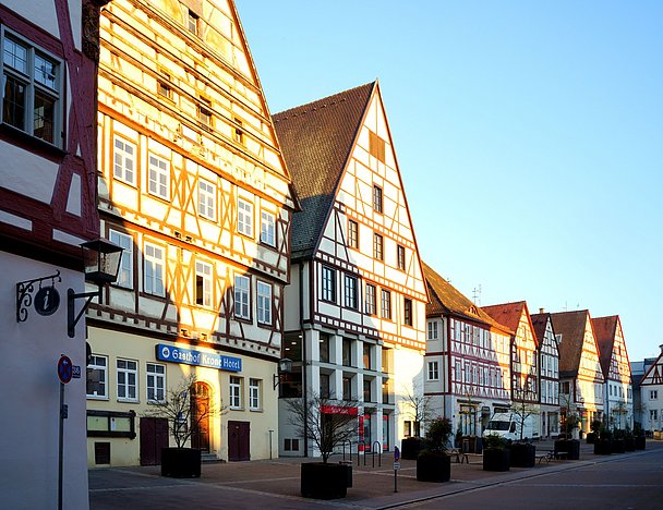 Romantische Abendstimmung am Markplatz Oettingen mit Fachwerkhäusern
